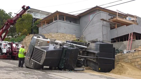 A dump truck rolls over during an accident on a construction site. Vídeos de archivo 107444871
