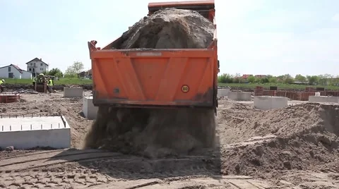 Dump truck is unloading soil. Vidéo 59834872