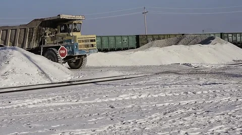 Dump truck unloads limestone. Vídeo Stock 63545767
