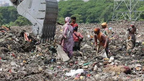 Dump yard in Dhaka-2018 Video stock 97777992