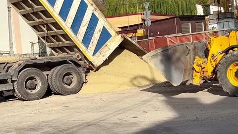 Dumper dumps sand Stock-Footage 219747404