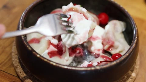 Dumpling in sour cream on fork. Video stock 288091201
