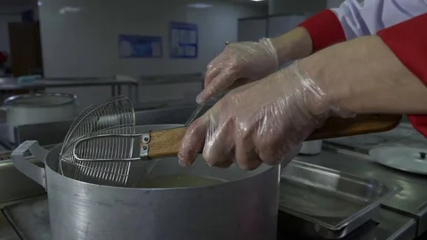 Dumplings are cooked in a saucepan of boiling water. Pull hot dumplings out of Stockbeeldmateriaal 88898379