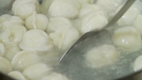 Dumplings are cooked in a saucepan of boiling water Vídeo Stock 94144643