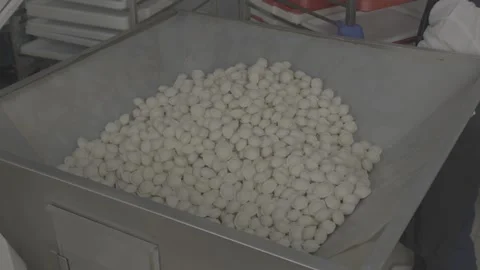 Dumplings being tossed for packaging, V-log 库存影片 253867195