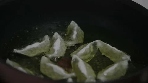 Dumplings fried in oil. Vídeo Stock 167237814