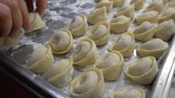 Dumplings lie on the baking tray in rows. Video stock 85881318