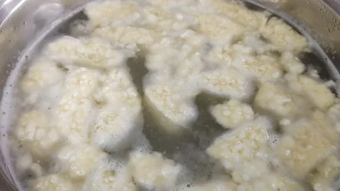 Dumplings made of cottage cheese float in the water Video stock 169115015