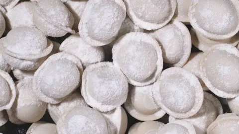 Dumplings on a spinning plate, close-up. Видео 144907167