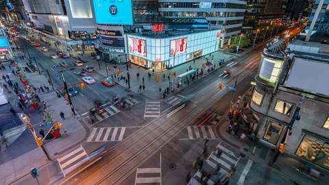 Dundas Square Intersection at night 스톡 동영상 113931992