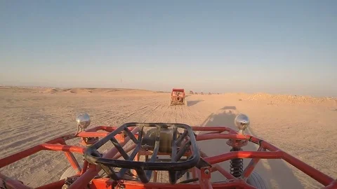 Dune buggies driving in a line through the desert Vídeo Stock 85058376