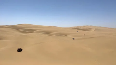 Dune driving in desert. White SUV car off road travel in Africa. Vidéo 168906002
