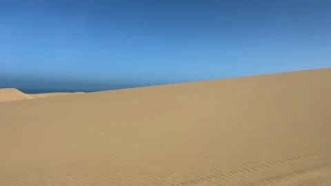 Dune driving in desert. White SUV car off road travel in Africa. Vidéo 168906527