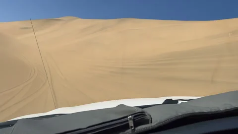 Dune driving in desert. White SUV car off road travel in Africa. Vídeo Stock 241588249