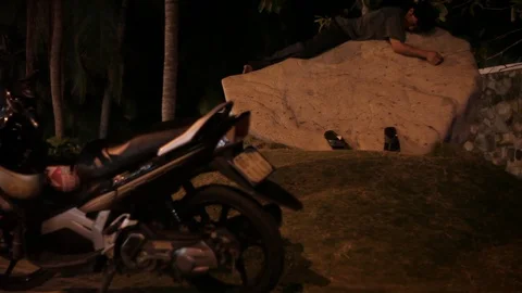 Dunk man lies on a big rock and sleeps Video stock 119996983