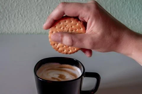 Dunking a Cookie in Warm Coffee. Foto stock