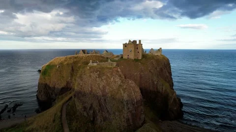 Dunnottar Castle - situated on a cliff (old castle on the coast) 스톡 동영상 225429775