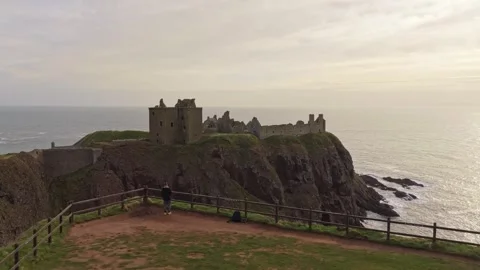 Dunnottar castle standing on a cliff overlooking the north sea 库存影片 334057216