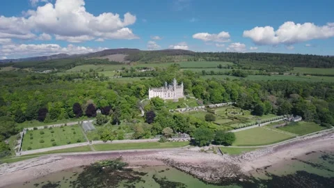 Dunrobin Castle and Gardens from a drone, NC500, Scotland Vídeo Stock 197070575