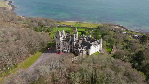 Dunrobin Castle gardens overlooking North Sea Scotland aerial Vidéo 333307308