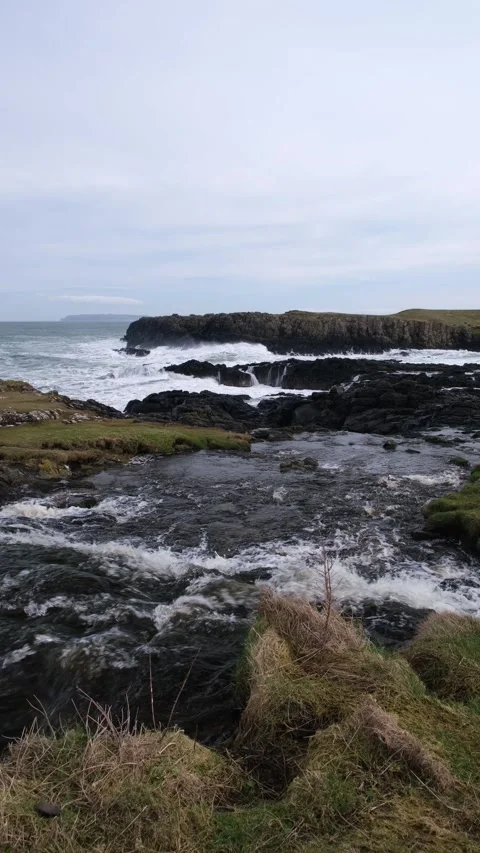 Dunseverick Falls Atlantic Ocean Seascape Vídeos de archivo 303451677