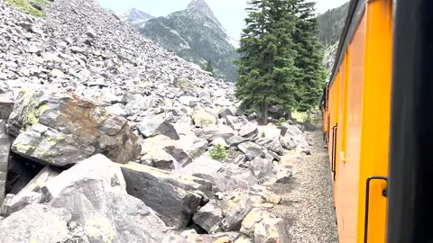 Durango to Silverton Colorado train along rocks Видео 211791746