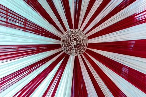 Durga Puja Pandal Ceiling Decorated with chandelier Red and White Fabric Wi.. Stockfoto's