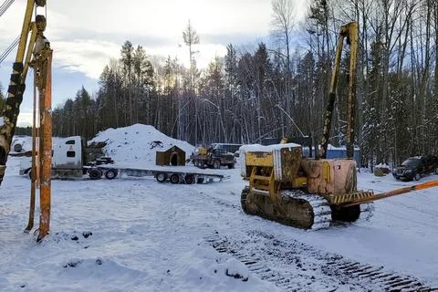 During construction work on gas pipelines in remote, areas, pipes are laid .. Fotos Stock