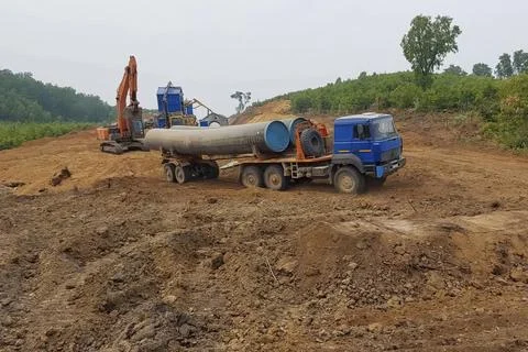 During construction work on gas pipelines in remote, areas, pipes are laid .. Fotos Stock