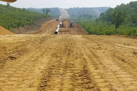 During construction work on gas pipelines in remote, areas, pipes are laid .. Fotos Stock
