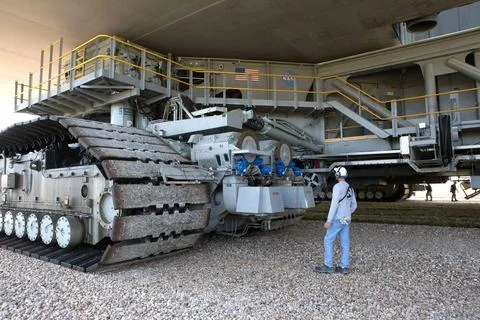 During a load test of NASA s upgraded crawler-transporter 2 (CT-2), a grou... Fotos de archivo