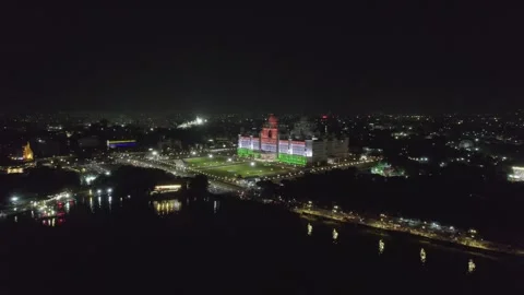 During the nighttime lake reflection road with vehicles, drone footage Video stock 252165486