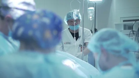 During surgery the anesthesiologist with IV fluids control pills Vídeos de archivo 70794105