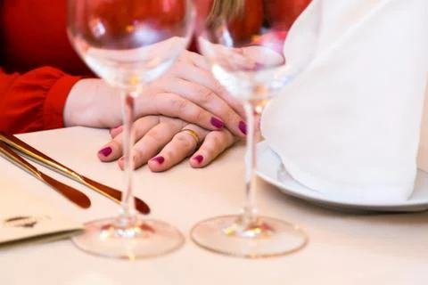 Durk in red is waiting at the restaurant. Table set service with silverware and Foto stock