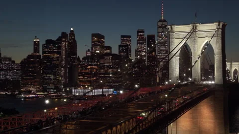 Dusk aerial creeping back alongside Brooklyn Bridge away from downtown NYC Vídeo Stock 344719444