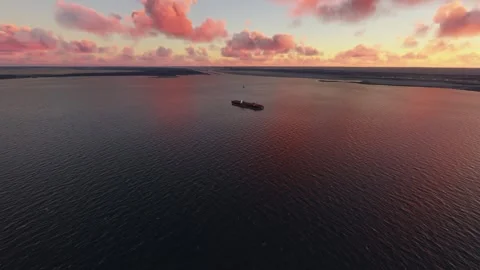 Dusk aerial view of a cargo container ship in the Suez Canal. Egypt Vídeo Stock 277007844