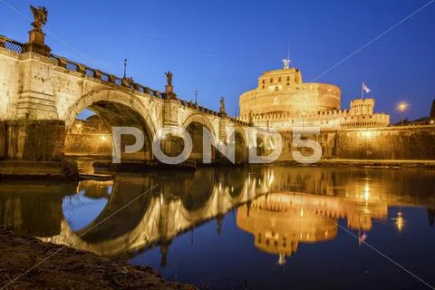 Dusk on the ancient palace of Castel Sant'Angelo with statues of angels on the Stock Photos
