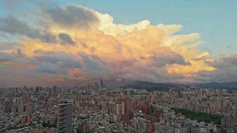 Dusk Cityscape with Colorful Clouds 스톡 동영상 314120716