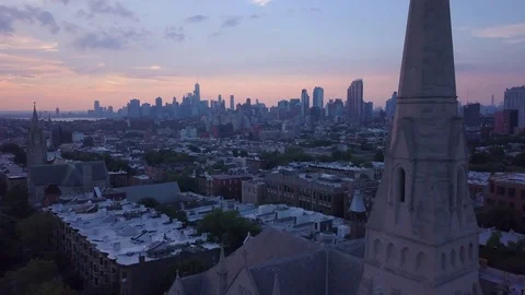 Dusk flying back from Manhattan view revealing church in Park Slope Brooklyn Vídeos de archivo 78259978