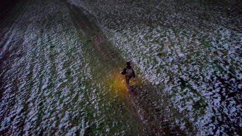 Dusk Hiking Backpacker in the winter at the Cotswolds, countryside landscap.. Stock-Footage 325795403