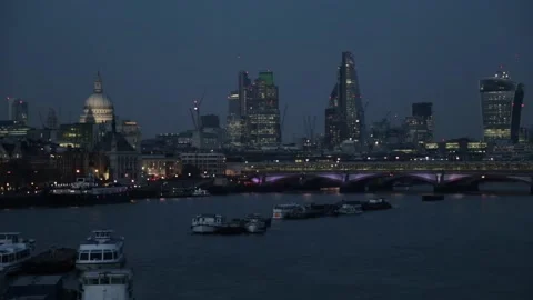 Dusk in London, looking down the Thames to St Pauls and the City 库存影片 237514647