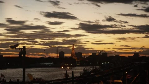 Dusk to night timelapse of Wat Arun, the Temple of Dawn, in Bangkok, Thailand. Stock Footage 248993301