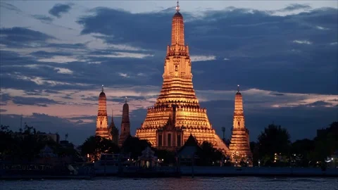 Dusk to night timelapse of Wat Arun, the Temple of Dawn. Video stock 249461745