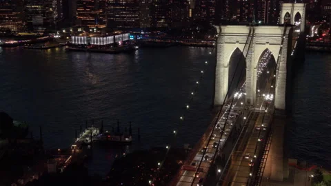 Dusk overhead view of Brooklyn Bridge descending revealing NYC skyline Vídeo Stock 344717391
