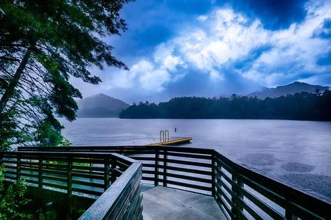 Dusk reflections and floating dock on Lake Santeetlah under a stormy sky No.. 스톡 사진