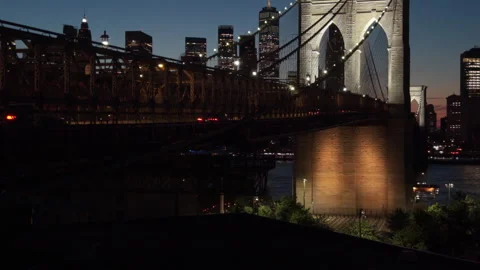 Dusk rising alongside Brooklyn Bridge view of downtown NYC skyline Vídeo Stock 344717392