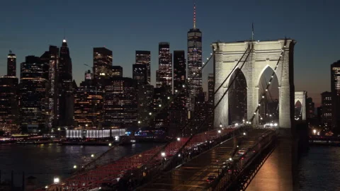 Dusk static view of Brooklyn Bridge against downtown NYC skyline Vídeo Stock 344717638