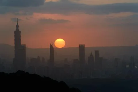 At dusk, the sun breaks through the clouds and shines on Taipei City. Stock Photos