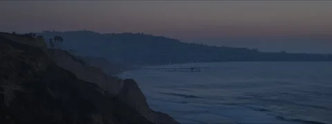 Dusk Surf Lines Beneath the Cliffs of Black’s Beach, La Jolla Vídeo Stock 325352208