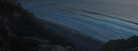 Dusk Surf Lines Beneath the Cliffs of Black’s Beach, La Jolla Vídeo Stock 325352213
